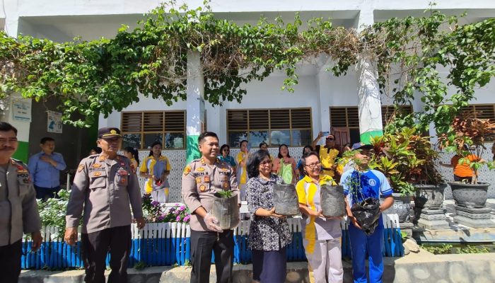 Peduli Lingkungan, Kapolres Tana Toraja Edukasi Pelajar SMPN 1 Makale, Tanam 1000 Pohon