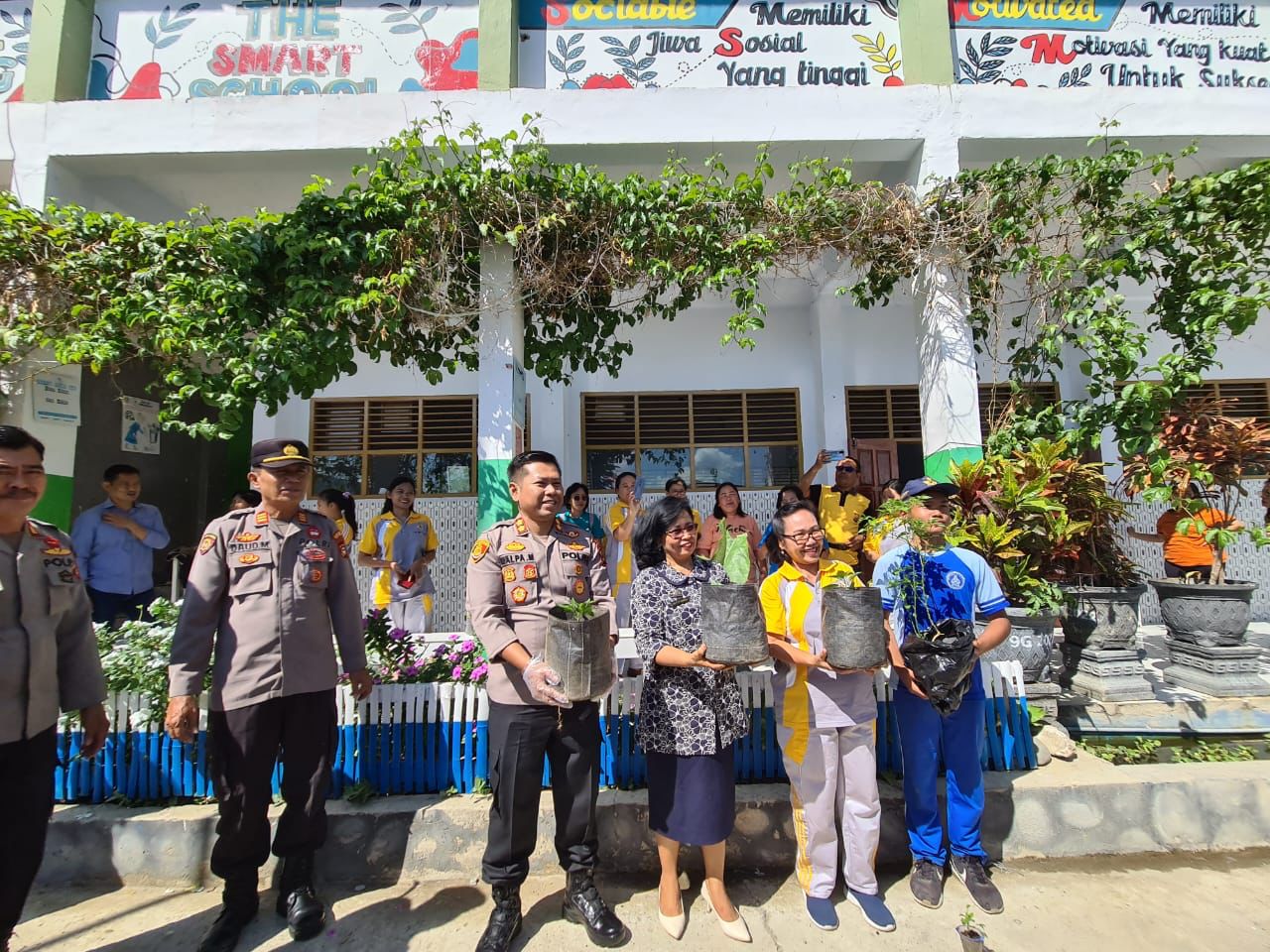 Peduli Lingkungan, Kapolres Tana Toraja Edukasi Pelajar SMPN 1 Makle, Tanam 1000 Pohon