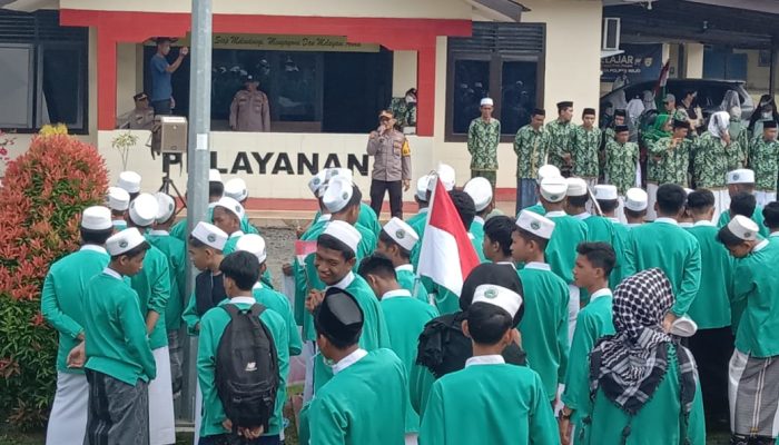 Kapolsek Pitumpanua Hadiri Jalan Sehat Ponpes Al-Mubarak DDI Tobarakka Dalam Rangka Hari Santri Nasional