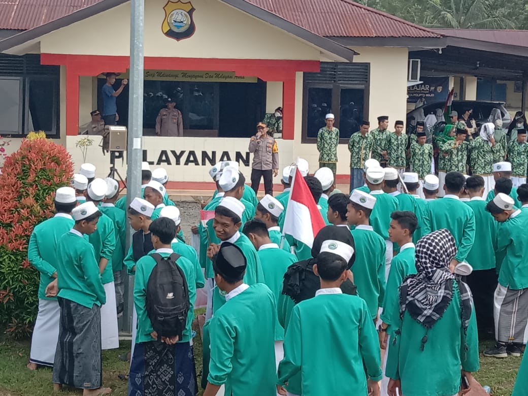 Kapolsek Pitumpanua Hadiri Jalan Sehat Ponpes Al-Mubarak DDI Tobarakka Dalam Rangka Hari Santri Nasional