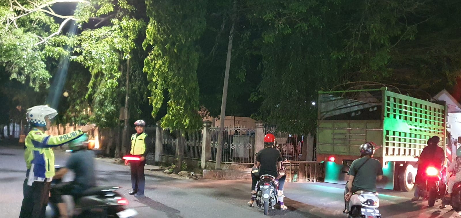 Ciptakan Kamseltibcarlantas di Akhir Pekan, Personil Unit Lalulintas Polsek Watang Sawitto Laksanakan PAM Gatur Lalin