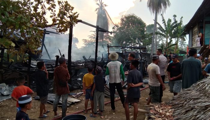 Personil Polsek Majauleng Polres Wajo Turun ke TKP Kebakaran di Desa Lamiku