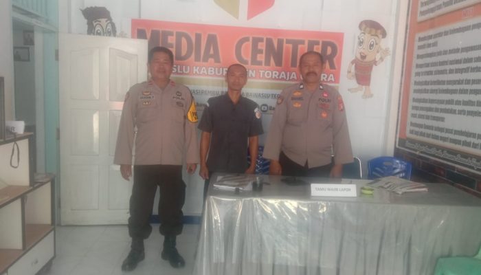Memasuki Tahapan Pemilu 2024, Personel Polres Toraja Utara Perketat Pengamanan Kantor KPU dan Bawaslu