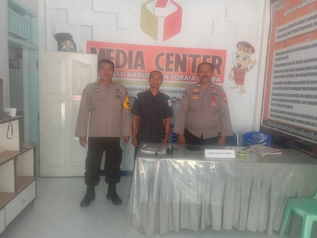 Memasuki Tahapan Pemilu 2024, Personel Polres Toraja Utara Perketat Pengamanan Kantor KPU dan Bawaslu