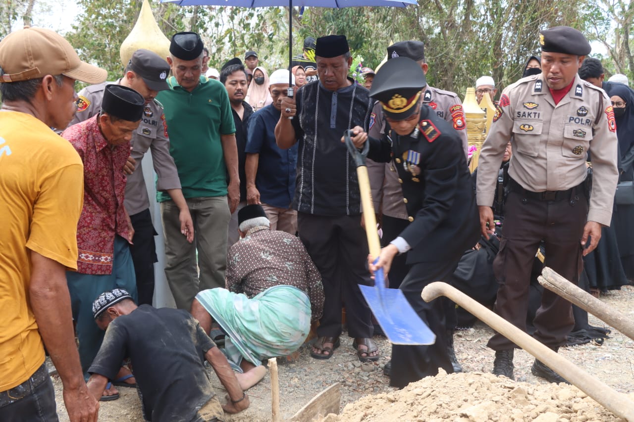 AIPDA Yunus Personel Polres Wajo Dimakamkan Secara Kedinasan, AKBP Fatur : Almarhum Sosok Yang Bersahaja