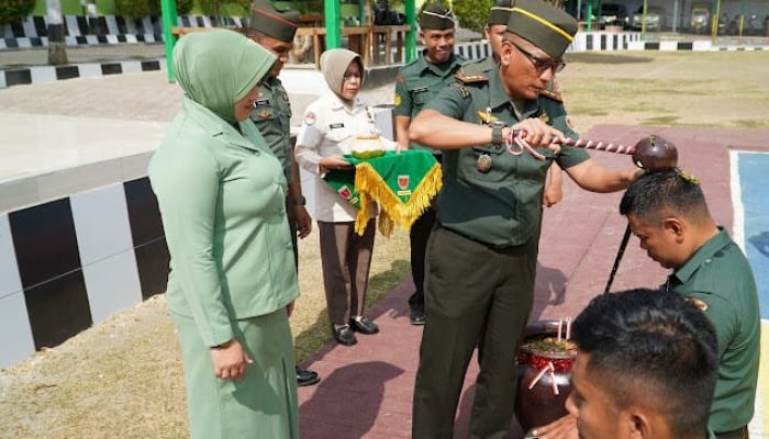 Sambut Personil Baru, Dandim 1406 Laksanakan Tradisi Mandi Bunga