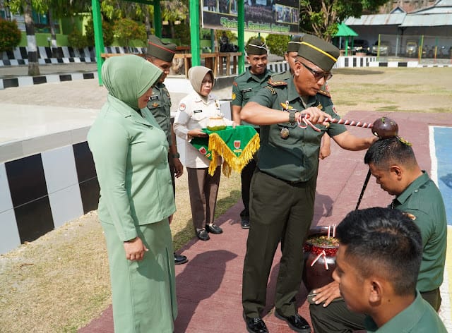 Sambut Personil Baru, Dandim 1406 Laksanakan Tradisi Mandi Bunga