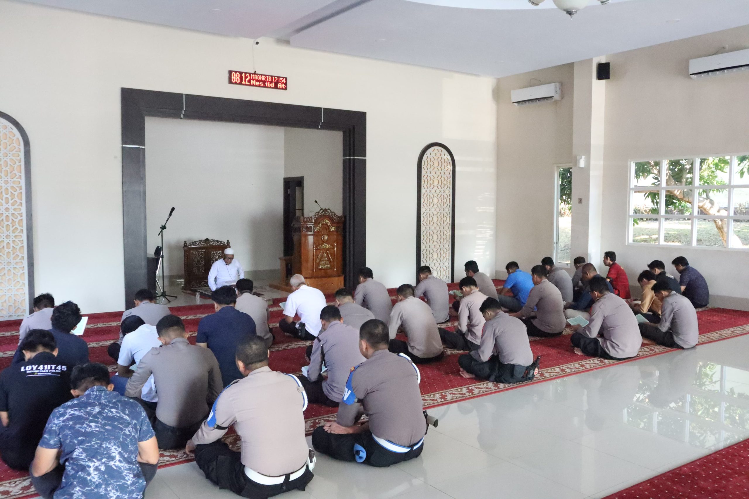 Polres Wajo Laksanakan Binrohtal Personil Dalam Rangka Peningkatan Iman Dan Taqwa Personil