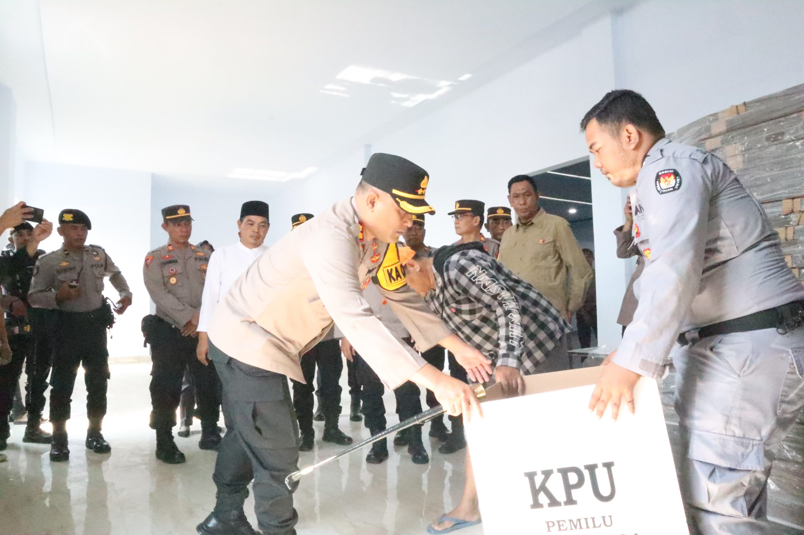 Kapolres Wajo Lakukan Pengecekan Gudang Logistik Pemilu