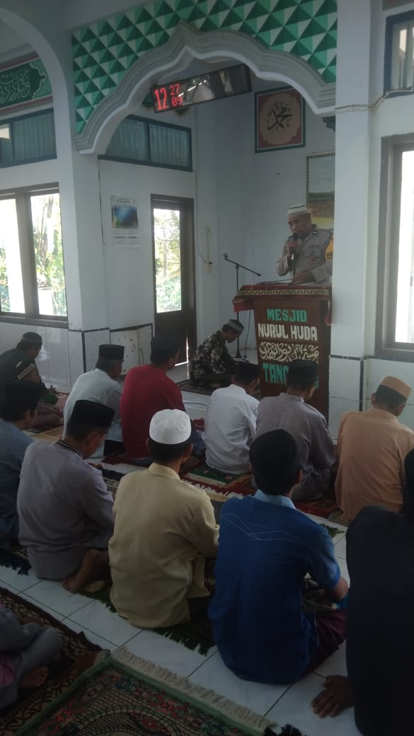 Bhabinkamtibmas Polsek Pitumpanua Ajak Masyarakat Jaga Kamtibmas Pasca Pilkades