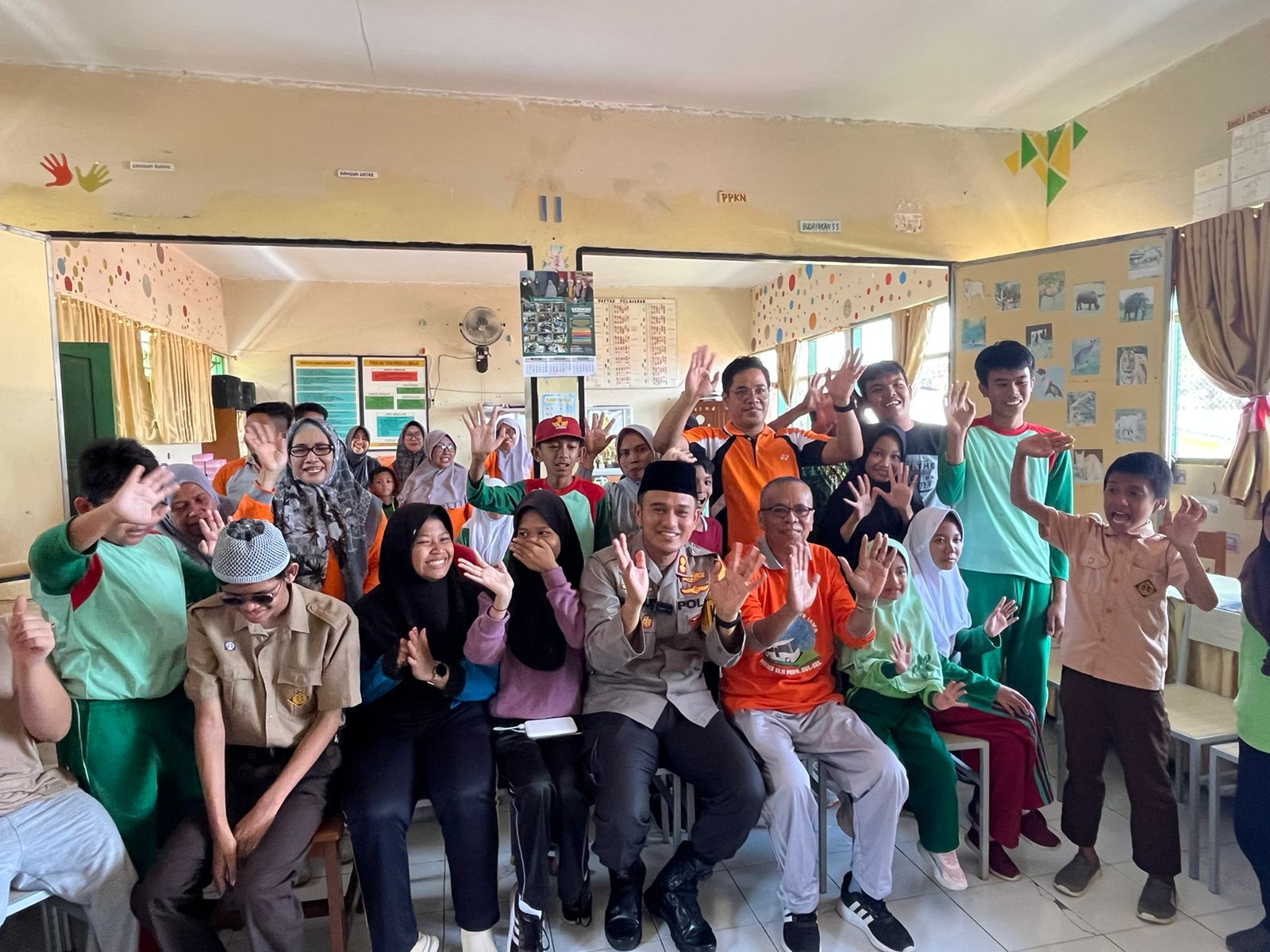 Silaturahmi Bersama Guru dan Siswa SLBN 1 Soppeng, Ini yang dilakukan Kapolres Soppeng