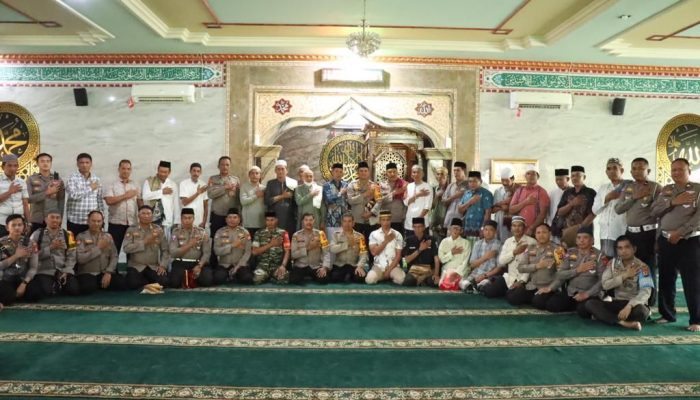 Kunjungi Masjid At – Taufiq Maccile Dalam Program Bertajuk Safari Jumat, Kapolres Soppeng Ajak Ciptakan Pemilu Damai 2024