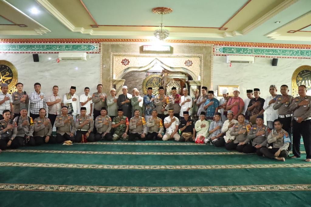 Kunjungi Masjid At - Taufiq Maccile Dalam Program Bertajuk Safari Jumat, Kapolres Soppeng Ajak Ciptakan Pemilu Damai 2024