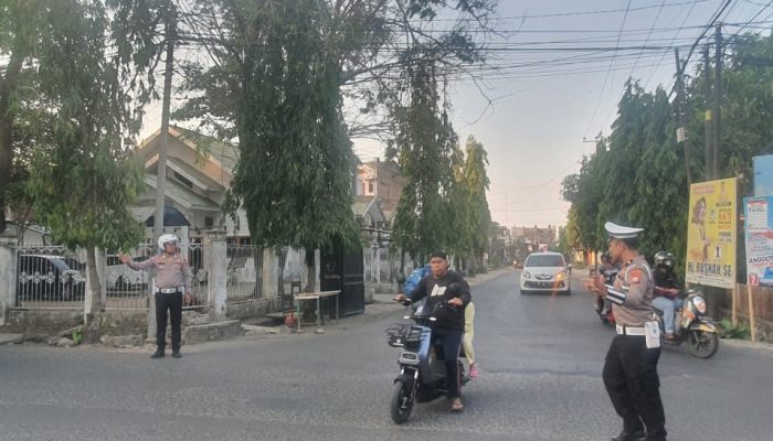 Ciptakan Kamseltibcarlantas , Personil Unit Lalulintas Polsek Watang Sawitto Laksanakan PAM Gatur Lalin