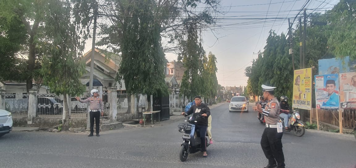 Ciptakan Kamseltibcarlantas , Personil Unit Lalulintas Polsek Watang Sawitto Laksanakan PAM Gatur Lalin