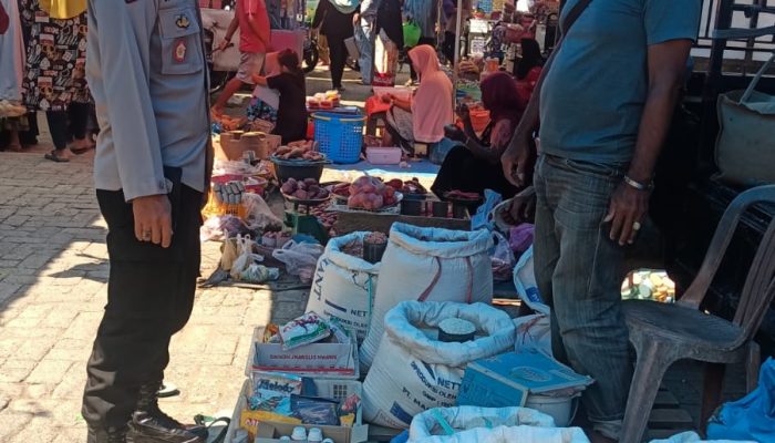 Ciptakan Sitkamtibmas Yang Kondusif, Kapolsek Sajoanging Polres Wajo Pimpin Pengamanan Aktivitas Masyarakat di Pasar