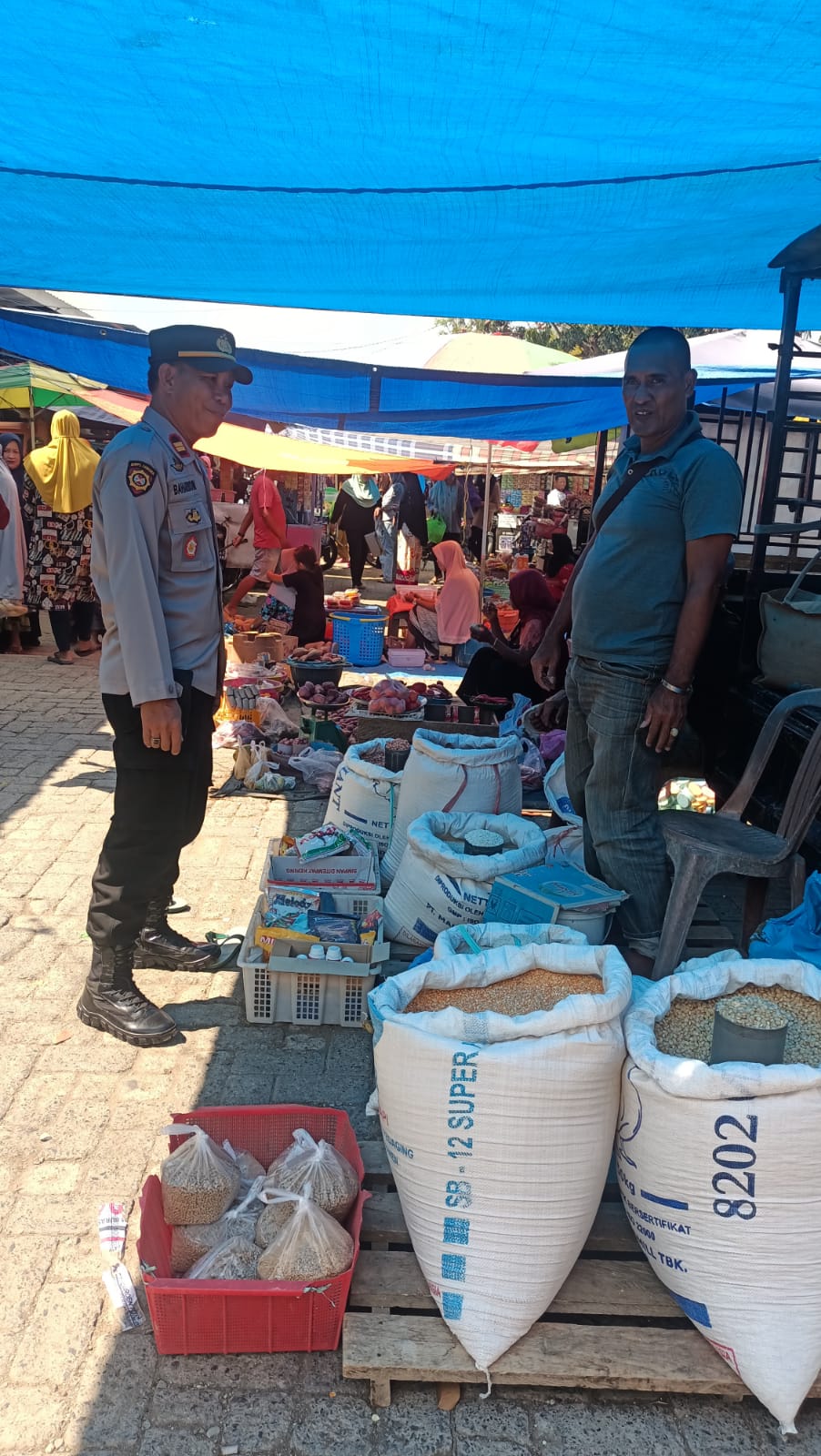Ciptakan Sitkamtibmas Yang Kondusif, Kapolsek Sajoanging Polres Wajo Pimpin Pengamanan Aktivitas Masyarakat di Pasar