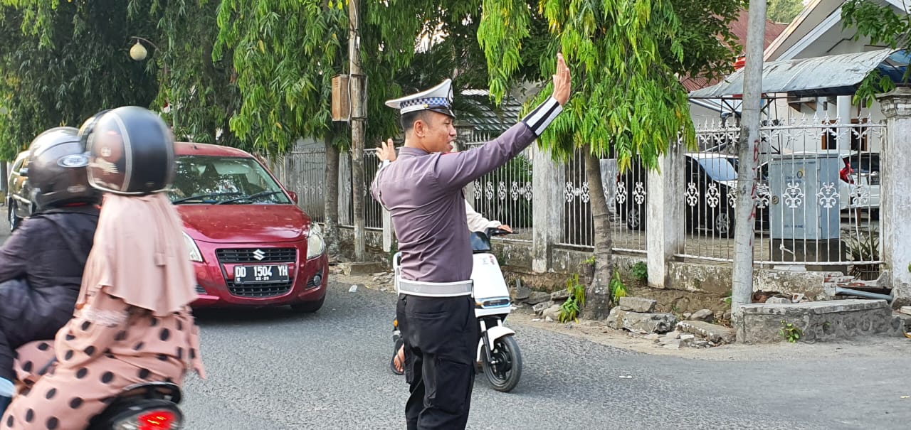 Ciptakan Kamseltibcarlantas , Personil Unit Lalulintas Polsek Watang Sawitto Laksanakan Gatur Sore