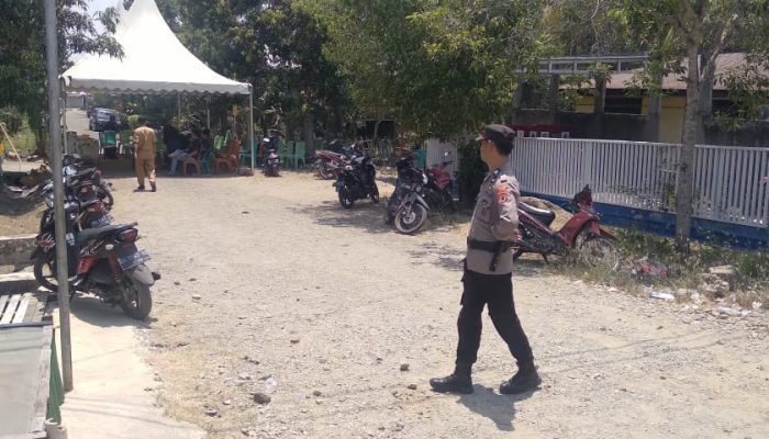 Personel Polsek Gilireng Melakukan Pengaturan Lalulintas dan Pengamanan di Sekitar Lokasi Pemakaman Warganya