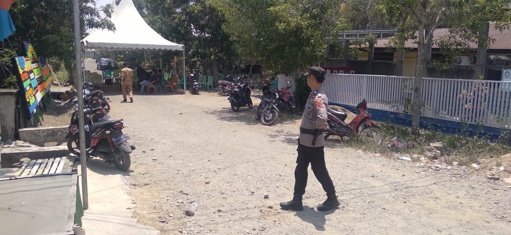 Personel Polsek Gilireng Melakukan Pengaturan Lalulintas dan Pengamanan di Sekitar Lokasi Pemakaman Warganya