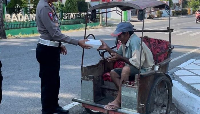 Patroli Jumat Berkah, Sat Lantas Polres Sinjai Berbagi Nasi Kotak Kepada Warga