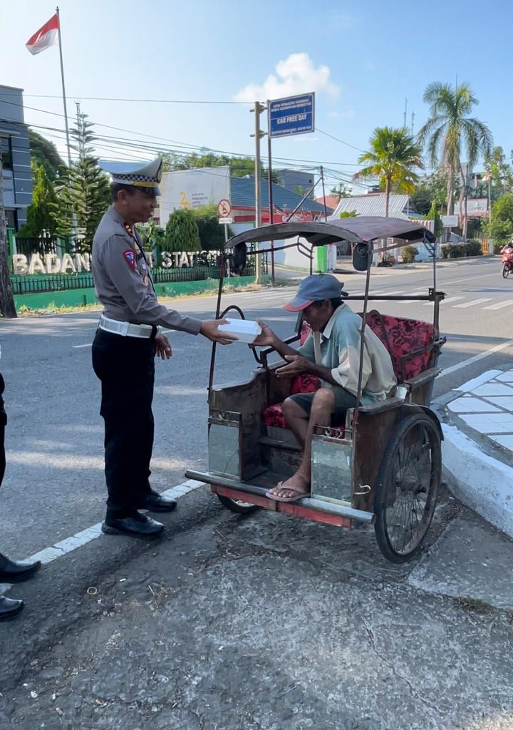 Patroli Jumat Berkah, Sat Lantas Polres Sinjai Berbagi Nasi Kotak Kepada Warga