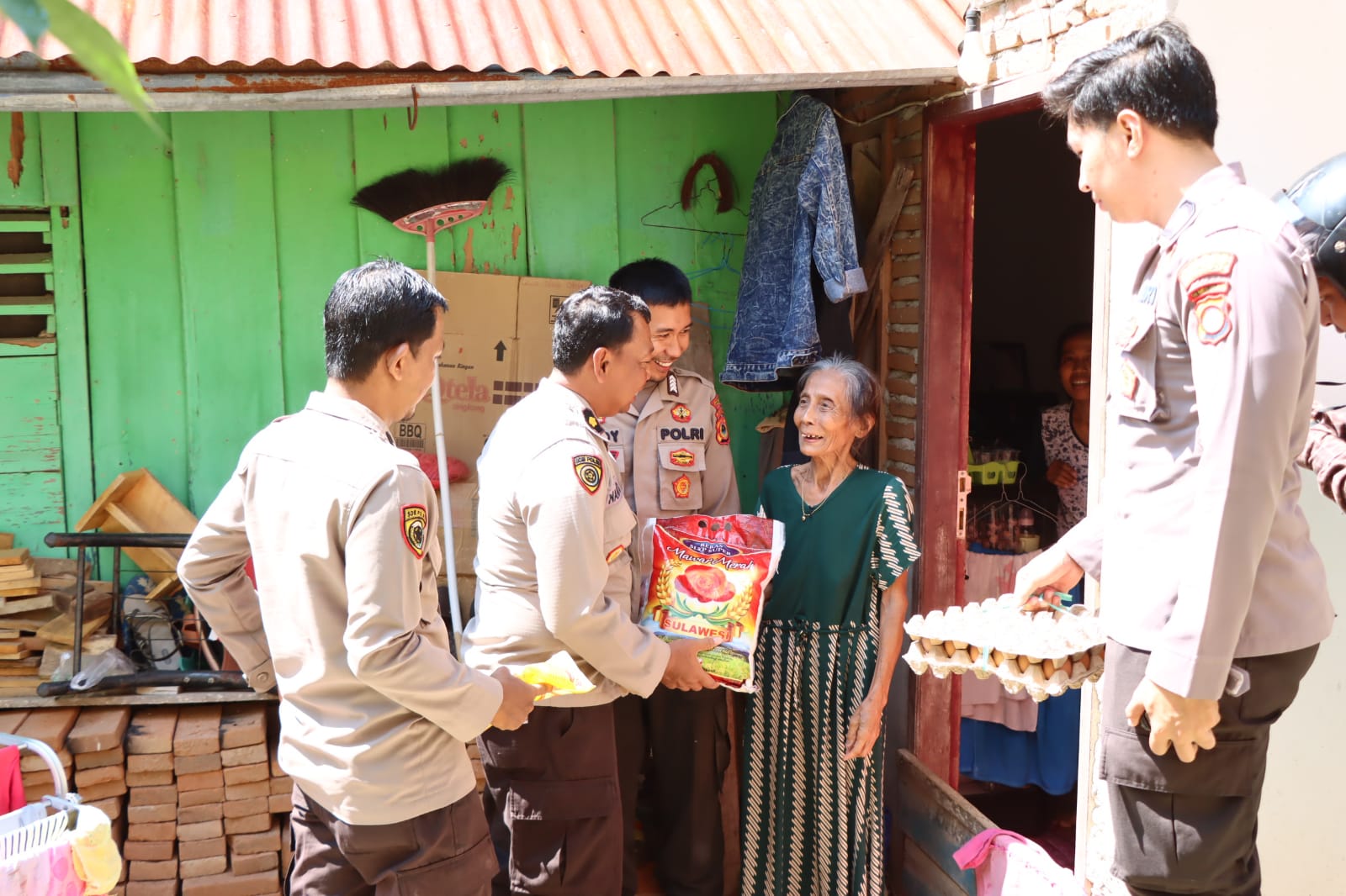 Polres Palopo Salurkan Paket Sembako Ke Masyarakat Yang Terkena Dampak Elnino