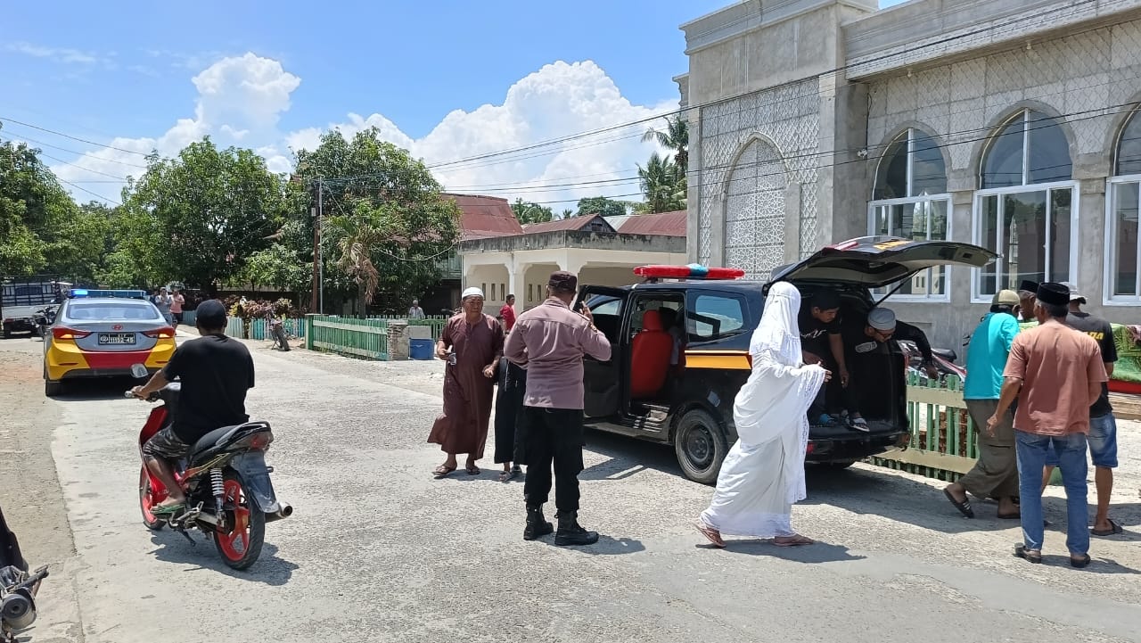 Maksimalkan Pelayanan,Personil Polsek Belawa Polres Wajo Lakukan Pengawalan Jenazah