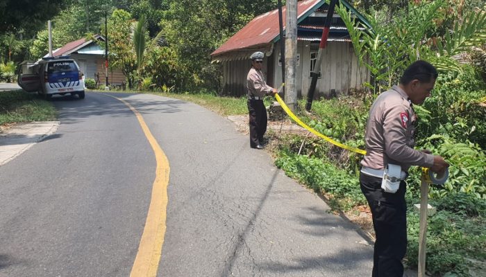 Sat Lantas Polres Palopo Memasang Spanduk Dan Police Line Di titik Rawan longsor