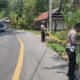 Sat Lantas Polres Palopo Memasang Spanduk Dan Police Line Di titik Rawan longsor