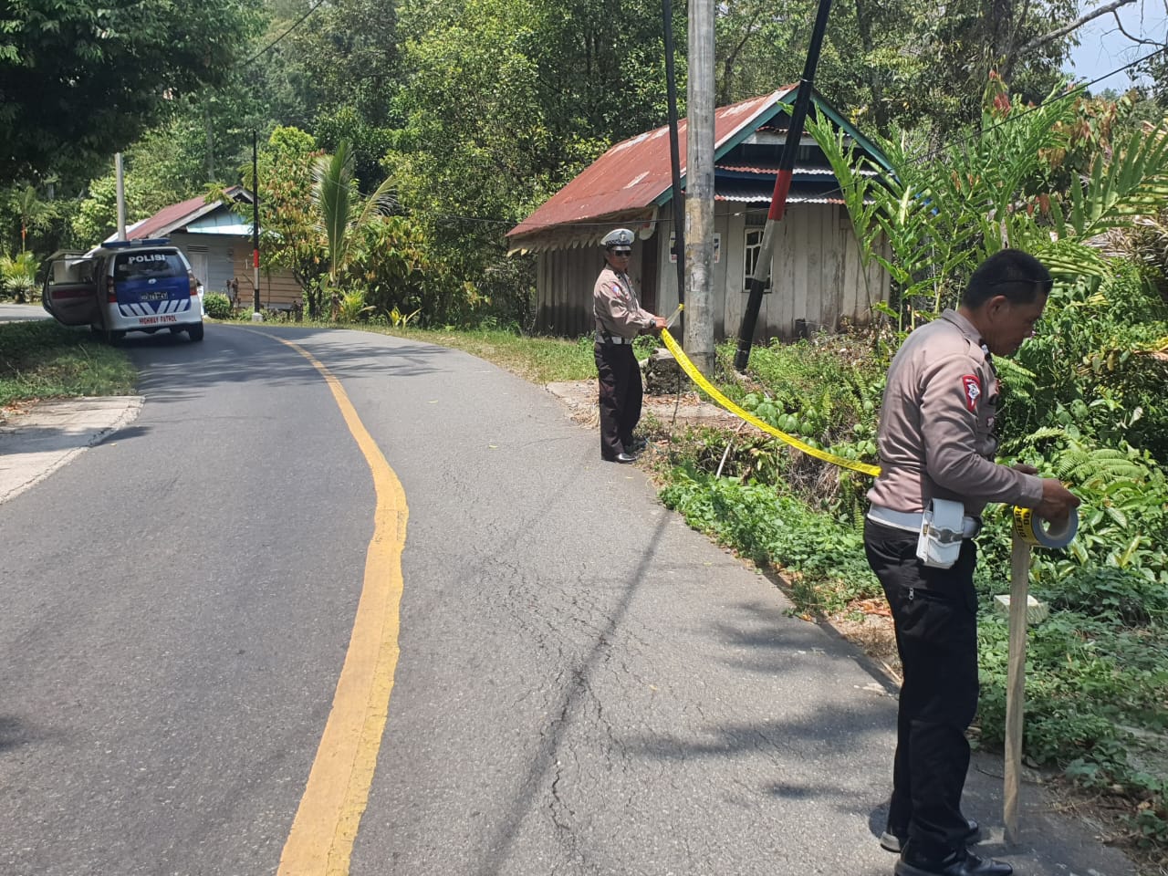 Sat Lantas Polres Palopo Memasang Spanduk Dan Police Line Di titik Rawan longsor