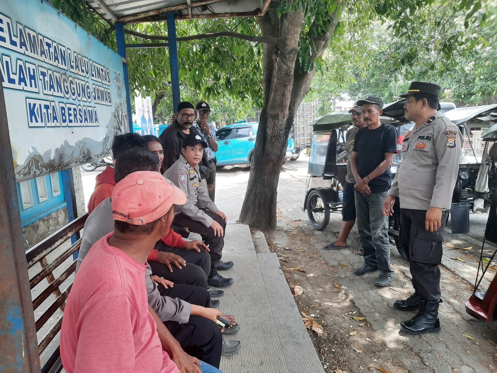 Kasat Binmas Polres Wajo Pimpin Sambang dan Penyuluhan Kamtibmas kepada Tukang Becak Motor