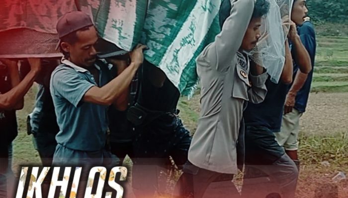 Bersama Warga, Personel Polres Toraja Utara Datangi TKP Kebakaran Dan Berhasil Evakuasi Jenazah Di Sanggalangi