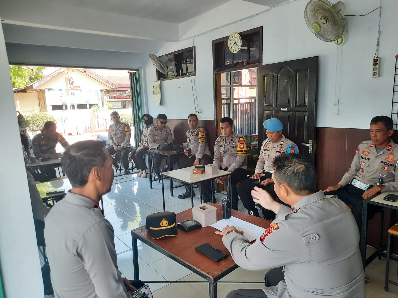 Kapolsek Pimpin Anev Kinerja Personil, Kapolsek Watang Sawitto Tegaskan Personil Untuk Menjaga Netralitas Polri di tahun Politik