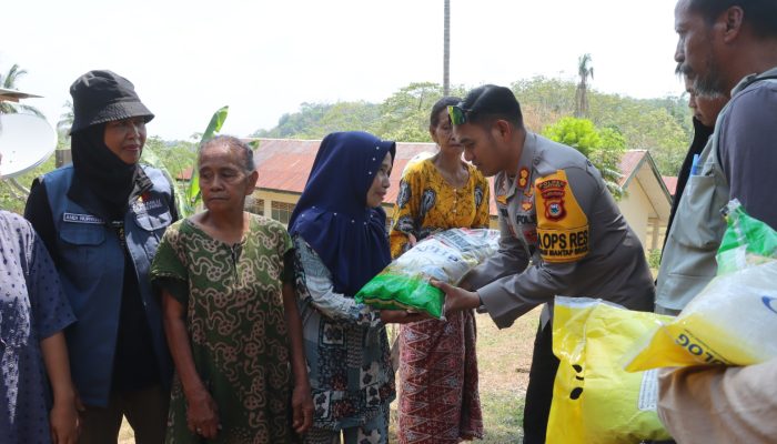 Kapolres Soppeng Kunjungi Lokasi TPS Terjauh dan Salurkan Baksos Kepada Warga Yang Kurang Mampu