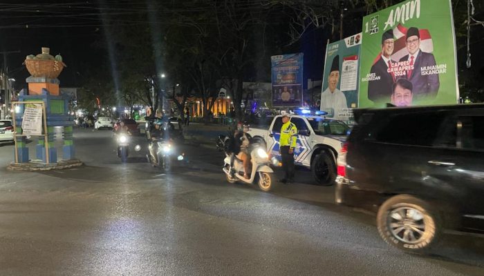 Personel Satlantas Polres Wajo Melakukan Patroli Serta Tindak Pengendara Yang Melanggar dan Bahayakan Orang Lain