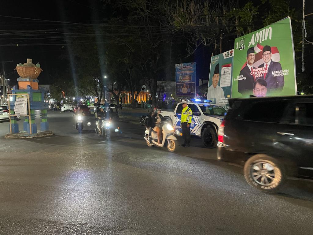 Personel Satlantas Polres Wajo Melakukan Patroli Serta Tindak Pengendara Yang Melanggar dan Bahayakan Orang Lain