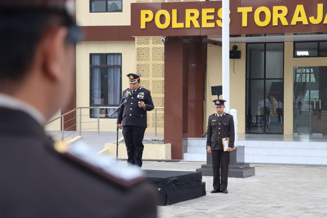 Peringati Hari Pahlawan Tahun 2023, Polres Toraja Utara Gelar Upacara Pengibaran Bendera