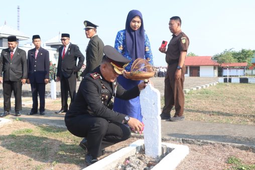 Kapolres Wajo Hadiri Upacara Ziarah Nasional dan Tabur Bunga di TMP Empagae