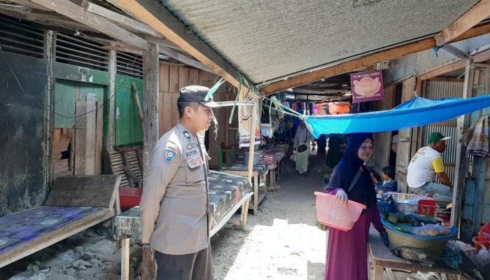 Sambangi Pasar Salo Jampu, Personil Polsek Sabbangparu Polres Wajo Himbauan Warga Waspada Kebakaran