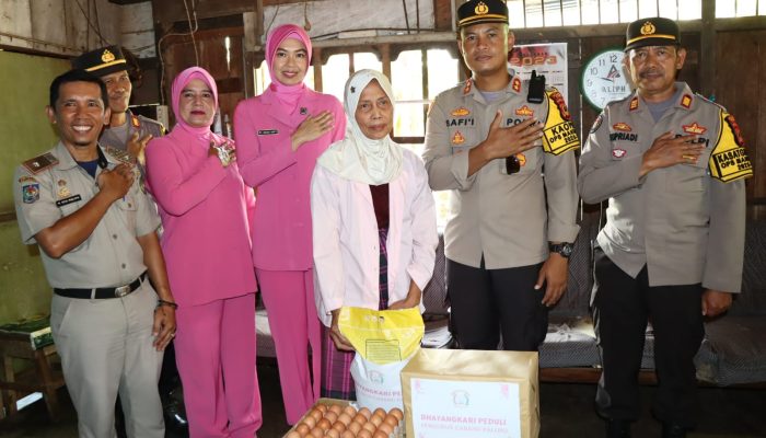 Peduli, Kapolres Palopo Bersama ketua Bhayangkari Laksanakan Baksos