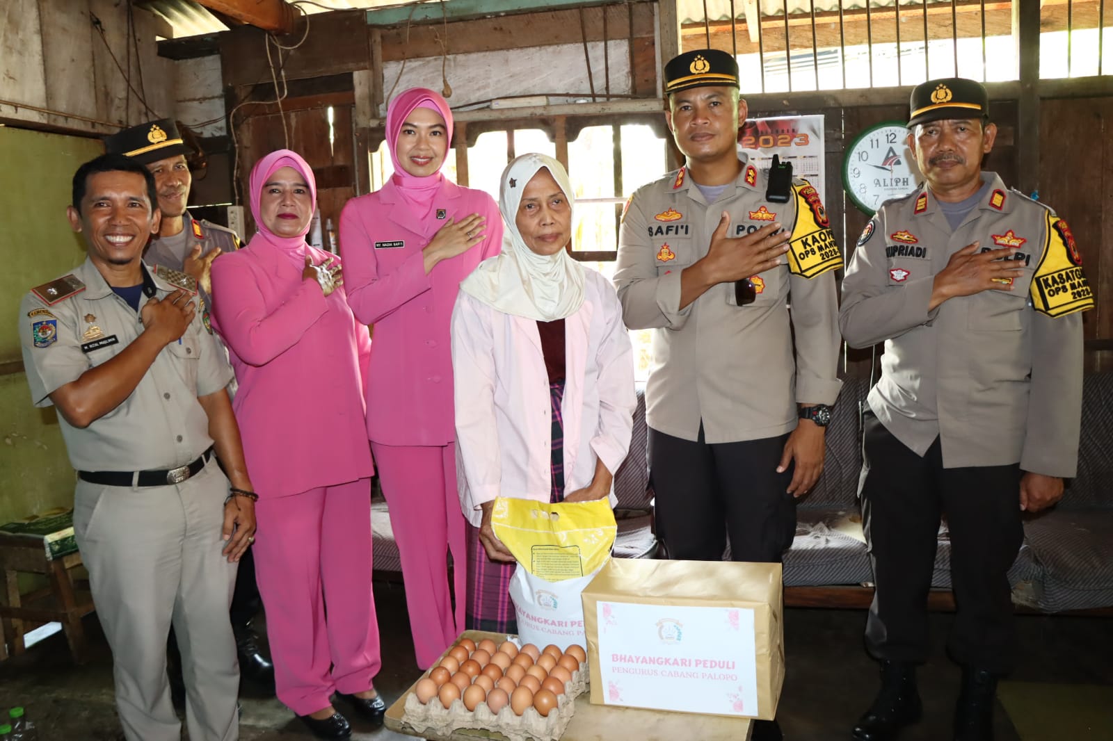 Peduli, Kapolres Palopo Bersama ketua Bhayangkari Laksanakan Baksos