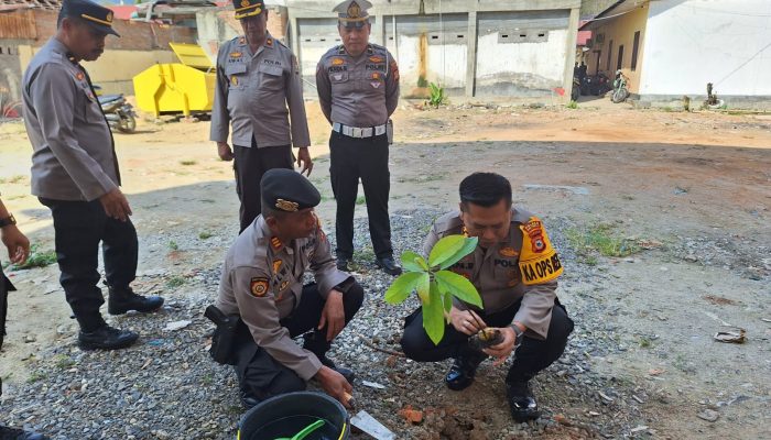 Polres Tana Toraja Dukung Aksi Penanaman Sejuta Pohon