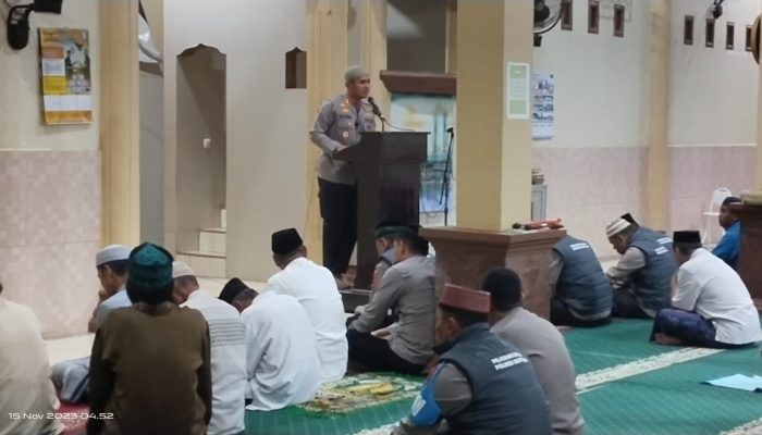 Safari Subuh di Masjid Nurul Yasin Jampuserenge Liliriaja, Kapolres Soppeng Ajak Masyarakat Gunakan Tekhnologi dengan Bijak