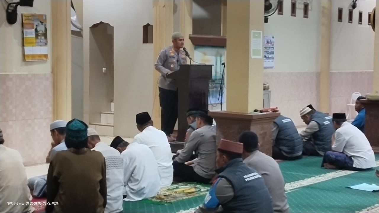 Safari Subuh di Masjid Nurul Yasin Jampuserenge Liliriaja, Kapolres Soppeng Ajak Masyarakat Gunakan Tekhnologi dengan Bijak