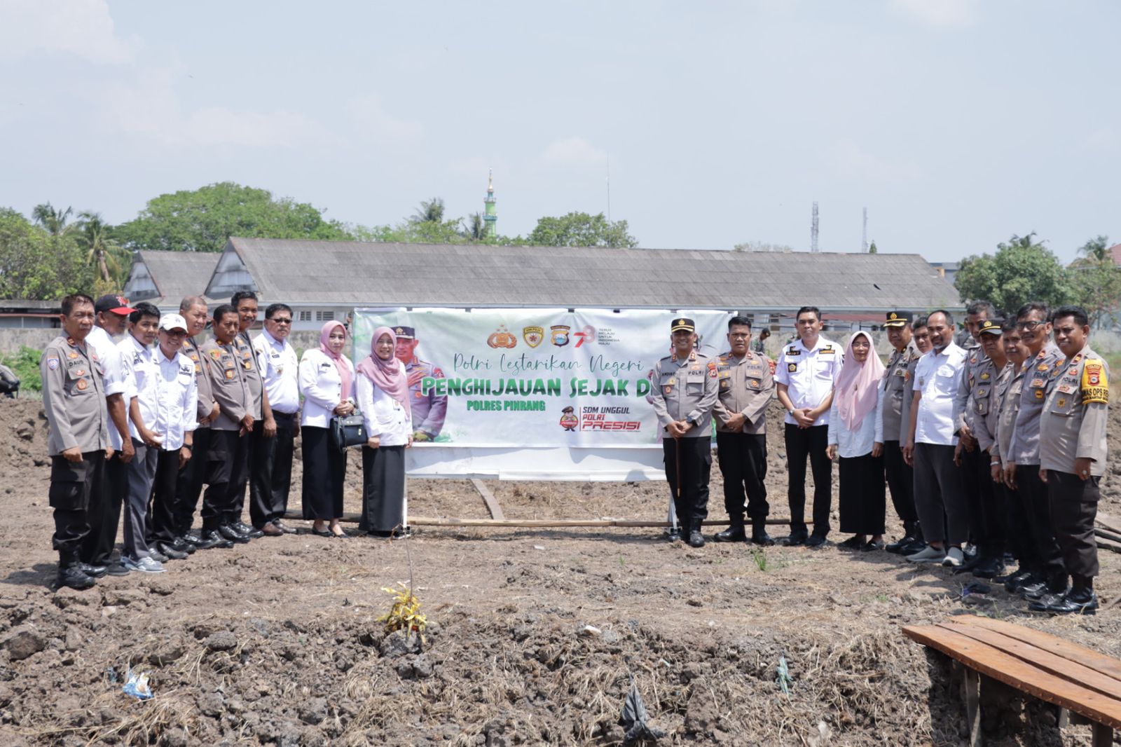 Peduli Lingkungan, Polres Pinrang Tanam Pohon Secara Serentak