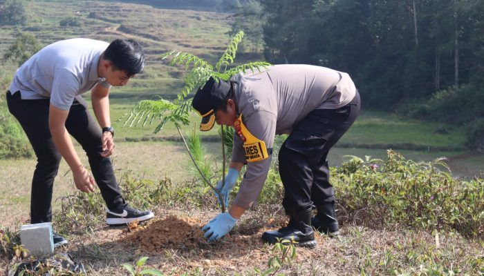 Kapolres Toraja Utara Kembali Pimpin Kegiatan Penanaman Pohon, Wujudkan Penanaman 10 Juta Pohon Oleh Polri