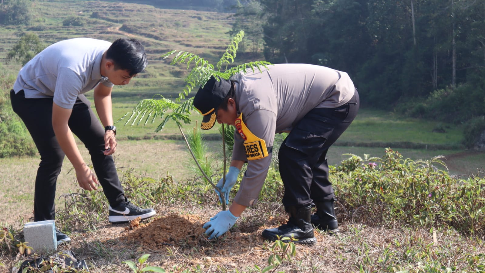 Kapolres Toraja Utara Kembali Pimpin Kegiatan Penanaman Pohon, Wujudkan Penanaman 10 Juta Pohon Oleh Polri