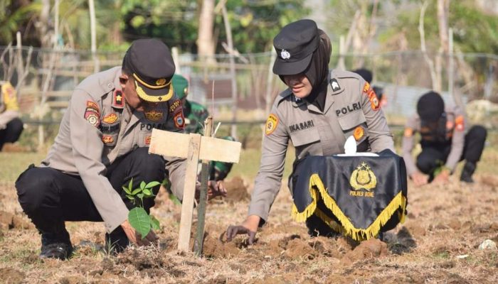 Polres Bone Lakukan Penanaman Pohon Serentak