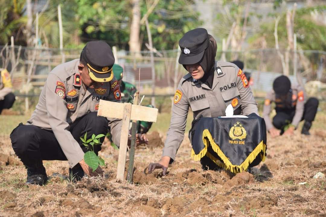 Polres Bone Lakukan Penanaman Pohon Serentak